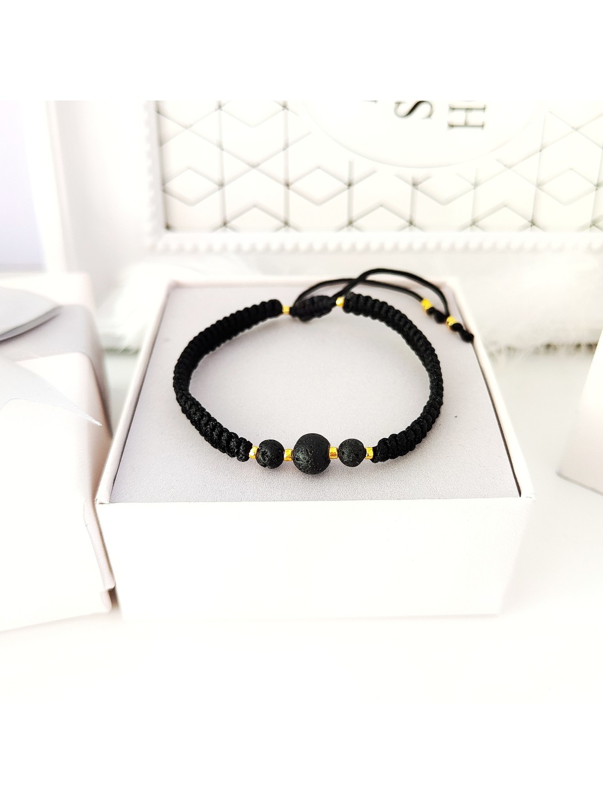 czarna bransoletka z lawą wulkaniczną handmade