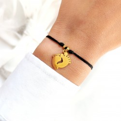 bransoletka z zawieszką złote stópki z grawerem na sznurku