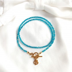 Naszyjnik z drobnych kamieni z literką