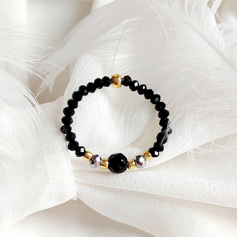 Pierścionek z jadeitem z czarnymi kryształkami i koralikami Toho w złotym odcieniu.