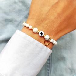 Bransoletka na sznurku z howlitem literką i złotym serduszkiem