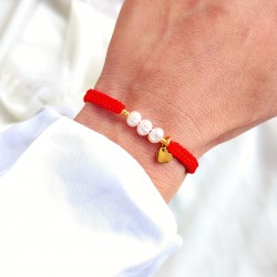 Bransoletka szczęścia na czerwonym sznurku z trzema perłami i zawieszką w kształcie serca