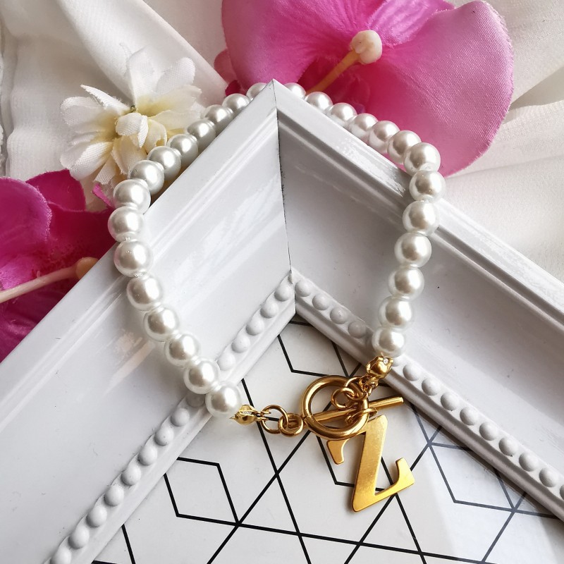 Bransoletka handmade z perełek z zapięciem toggle i z literka