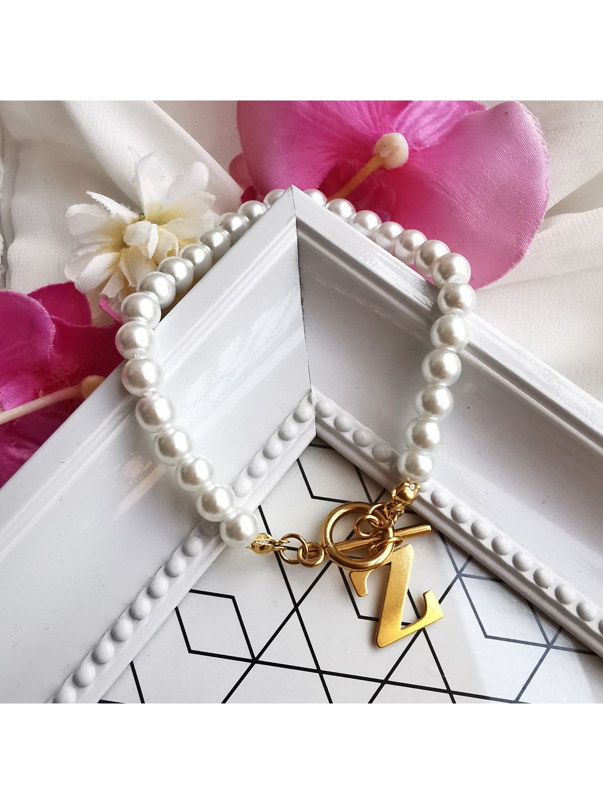 Bransoletka handmade z perełek z zapięciem toggle i z literka