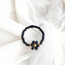 Pierścionek z kwiatkiem z koralików czarny na gumce elastyczny