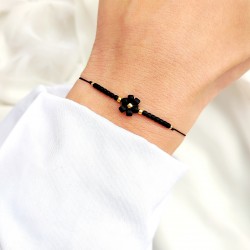 Bransoletka z kwiatkiem z koralików na sznurku Czarna Mat