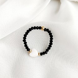 Pierścionek z serduszkiem z masy perłowej z czarnych kamieni kryształków