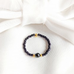 Pierścionek z koralików na elastycznej gumce z kamieniem hematyt