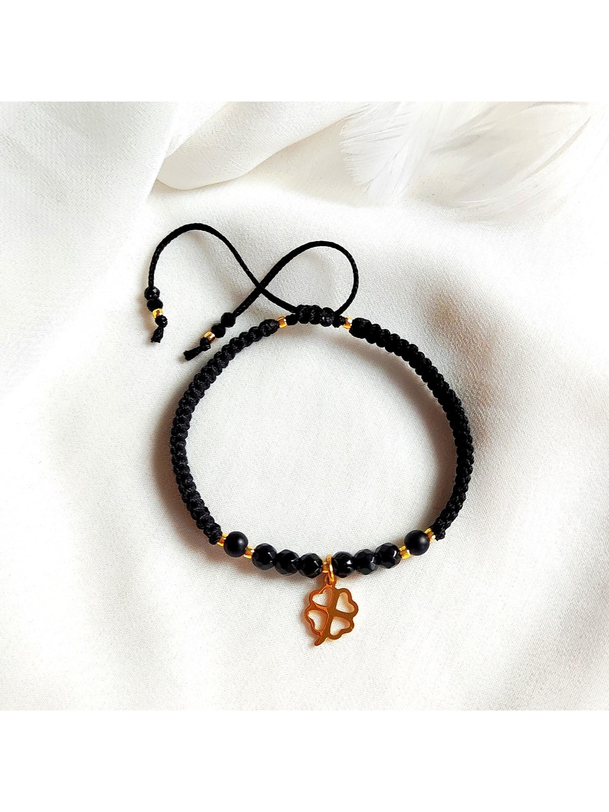 bransoletka handmade z koniczynką jadeitem i onyksem na sznurku