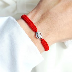 Bransoletka na czerwonym sznurku z uroczą zawieszką z misiem.