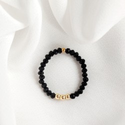 Pierścionek ze złotym Hematytem na gumce z czarnych kamieni