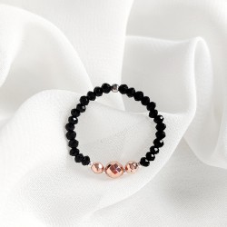 Ręcznie wykonany pierścionek z koralików na elastycznej gumce