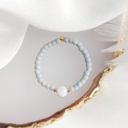 Pierścionek z kamieniem z masy perłowej szary