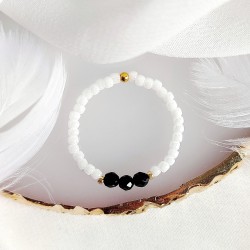 Pierścionek z białych perłowych koralików z dodatkiem czarnego jadeitu