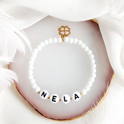 Bransoletka z czterolistną koniczynką z imieniem z koralików