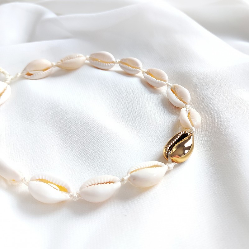 Choker z muszelek ze złotą muszelką kauri