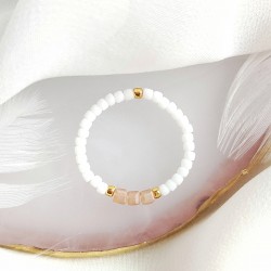 Pierścionek biały z beżowych koralików japońskich Miyuki