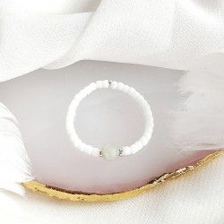 Pierścionek z miętowym Jadeitem z białych koralików toho na elastycznej gumce