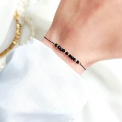 Bransoletka na czarnym sznurku z spinelem