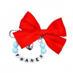 Broszka z imieniem dziecka z czerwoną kokardką