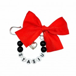 Broszka z imieniem dziecka z czerwoną kokardką