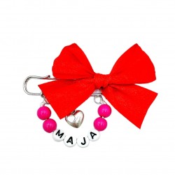 agrafka z imieniem dziecka z czerwoną kokardką do wózka