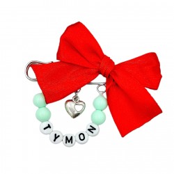 Broszka z imieniem dziecka z czerwoną kokardką