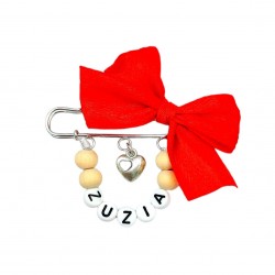 Broszka z imieniem dziecka z czerwoną kokardką drewniana