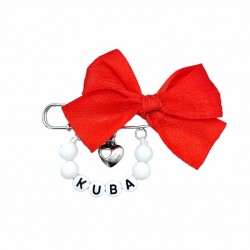 Broszka z imieniem dziecka z czerwoną kokardką biała