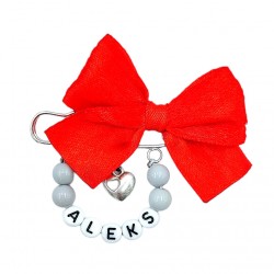 Broszka z imieniem dziecka z czerwoną kokardką szara