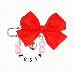 Broszka z imieniem dziecka z czerwoną kokardką różowa