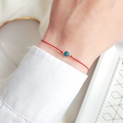 Bransoletka szczęścia z apatytem na czerwonym sznurku