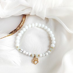 Bransoletka z koralików na elastycznej gumce z zawieszką w kształcie psiej łapki