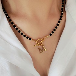 czarno złoty naszyjnik z literką