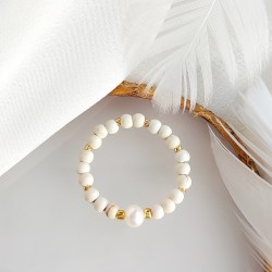 Pierścionek z howlitu i perły z Kamieni Naturalnych na gumce