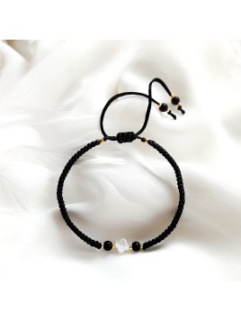 Pleciona bransoletka z kamieniami onyks i masa perłowa na sznurku