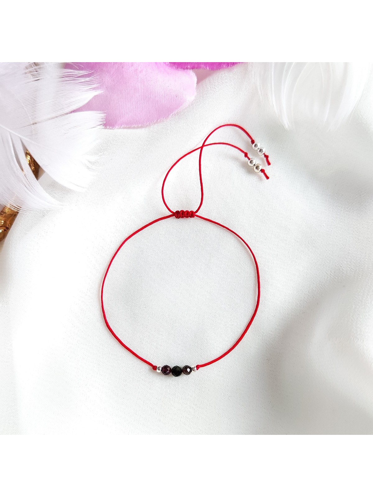 Ręcznie Wykonana Bransoletka na Czerwonym Sznurku z Kamieni Naturalnych