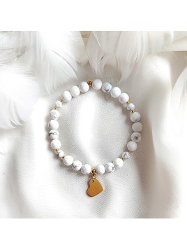 Ręcznie wykonana bransoletka z kamienia howlit ze złotym sercem z grawerem