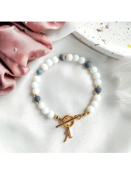 Bransoletka ze złotą literką z agatem i białymi matowymi koralikami