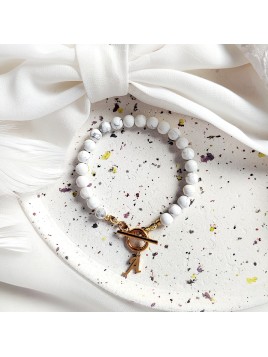 Bransoletka z kamieni naturalnych howlit z zawieszką literką