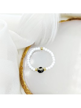 Pierścionek z białych kryształków i jaspisu