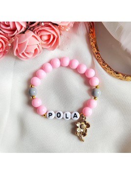 Bransoletka z różowych koralików z imieniem dziecka i złotym kwiatkiem