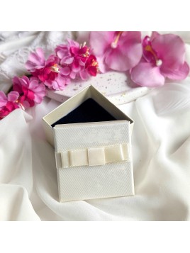 Pudełko jubilerskie kremowe na prezent z kokardką