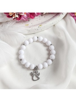 Bransoletka komunijna z białych koralików i srebrnym aniołkiem pamiątka Pierwszej Komunii Świętej