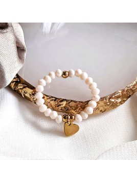 Pierścionek z beżowych kamieni z zawieszką serce