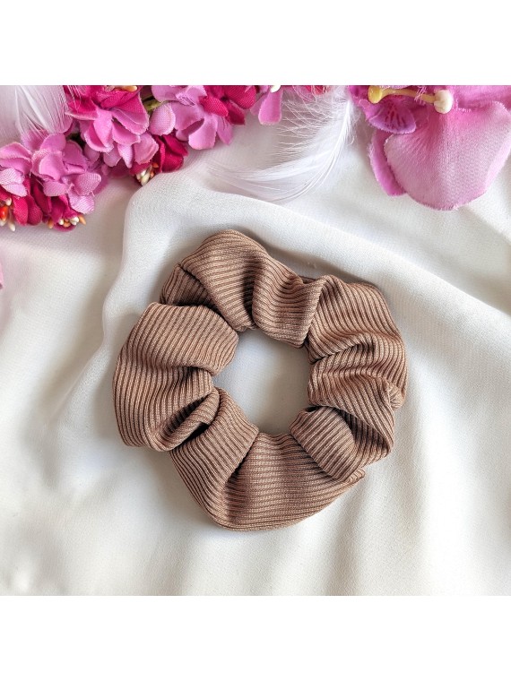 Brązowa frotka do włosów scrunchie