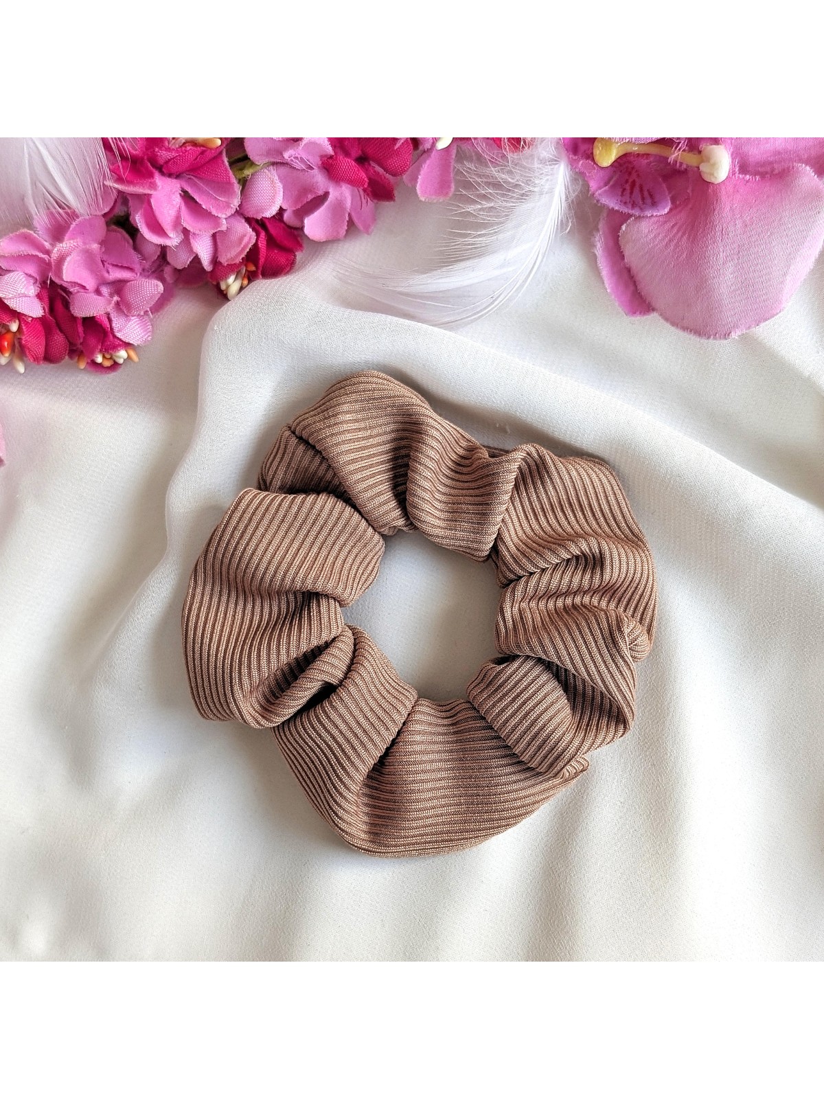 Brązowa frotka do włosów scrunchie
