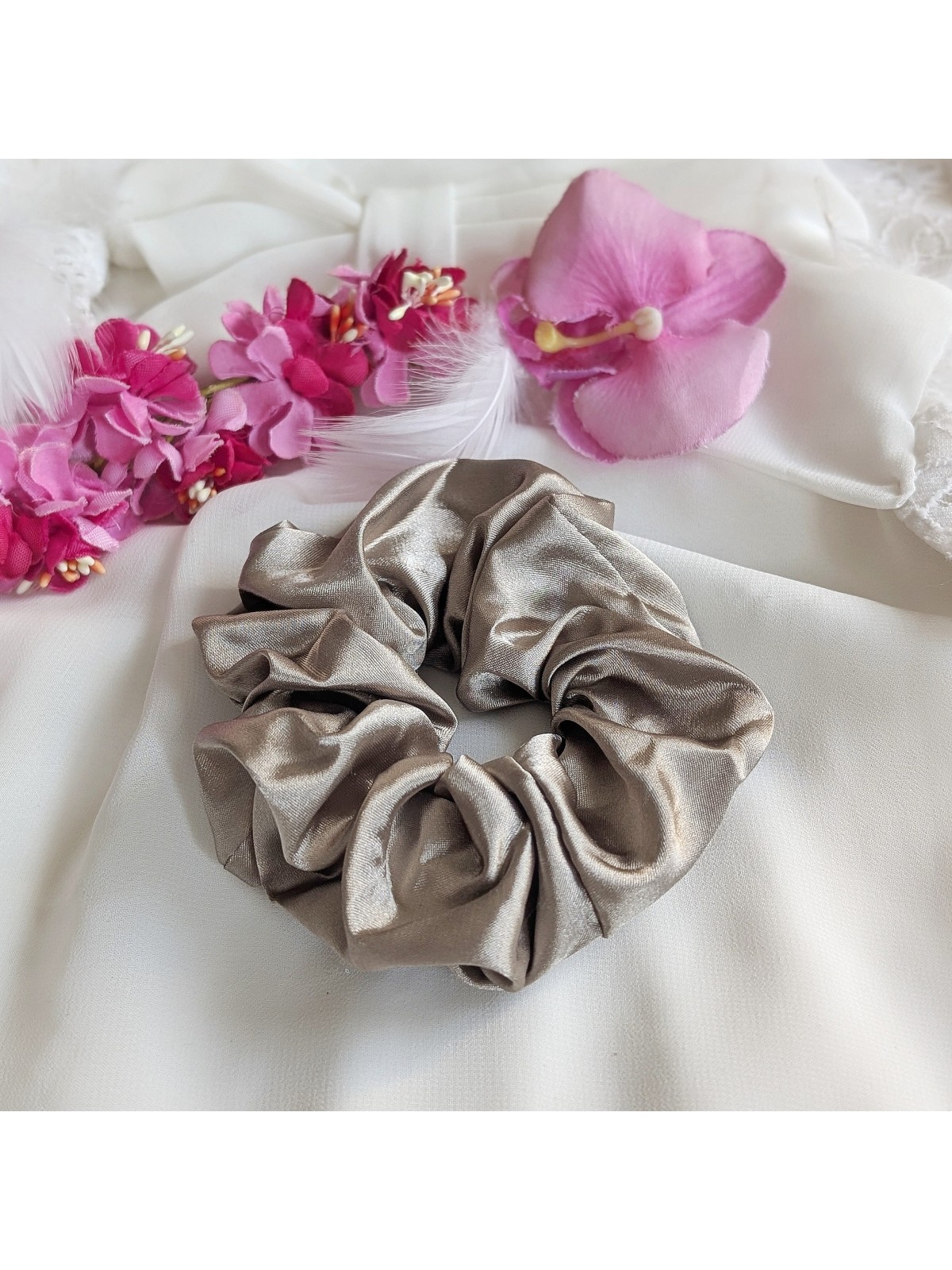 Gładka gumka typu scrunchie w kolorze szarym