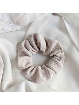 Beżowa frotka do włosów scrunchie