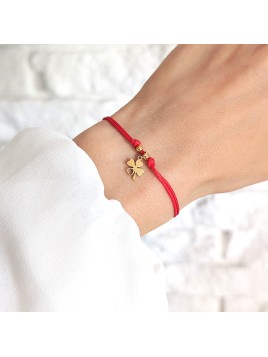 Bransoletka z czerwonego sznurka z koralikami ze złotej stali chirurgicznej i koniczynką z serduszkiem